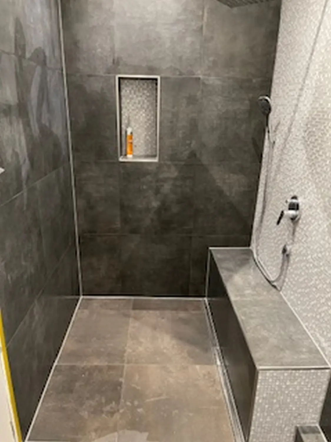 CS Renovierung und Sanierung - Fliesenverlegung im Badezimmer